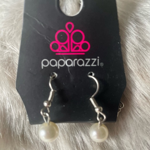 Paparazzi matching earrings and necklace set - Picture 3 of 3